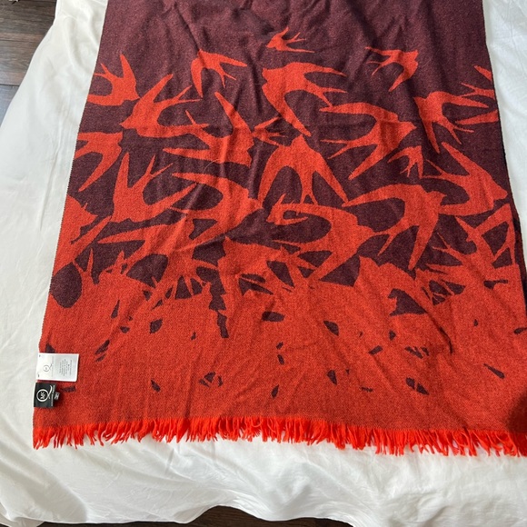 Alexander McQueen iconic wrap - Picture 3 of 5